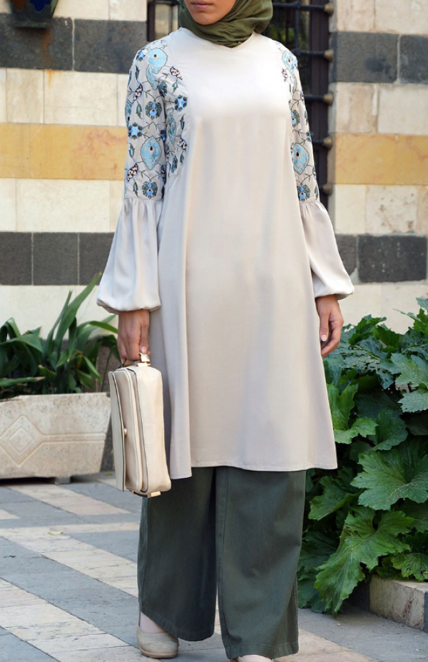 Tunik panjang dengan detail bordir pada bagian lengan